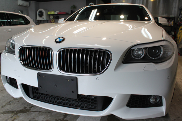 BMWの美しさ再発見。523iアルピンホワイトのボディーガラスコーティング