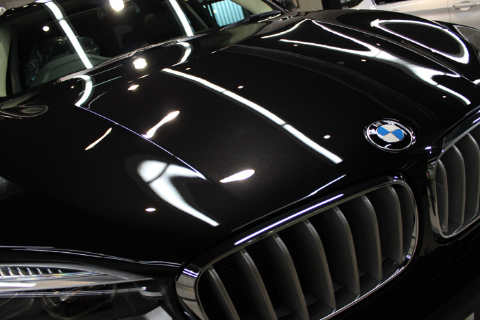 BMW X5 xDrive35d ブラックサファイア ボンネット エンブレム