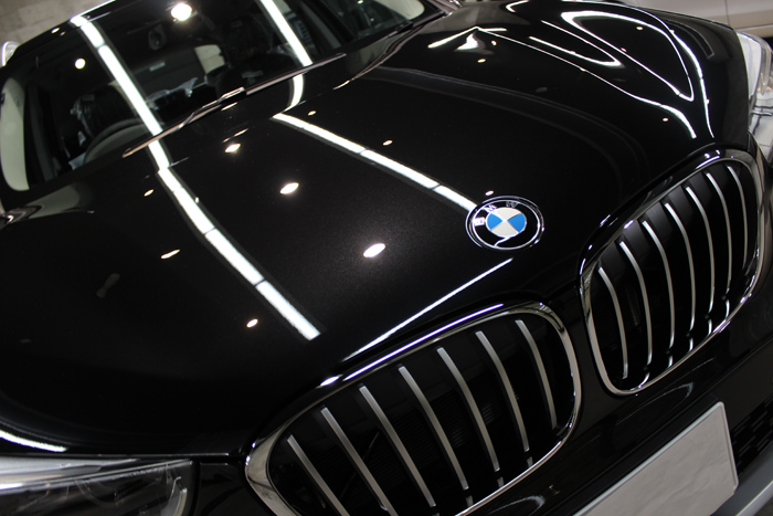 BMW X1 ブラックサファイア ボンネット エンブレム