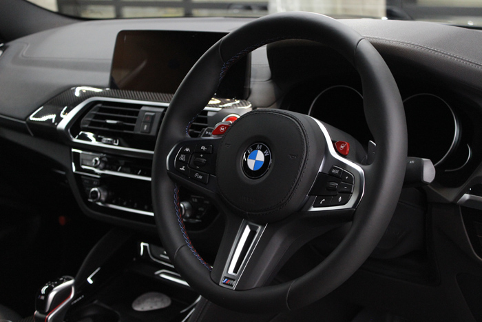 BMW X4 Mコンペティション ステアリング